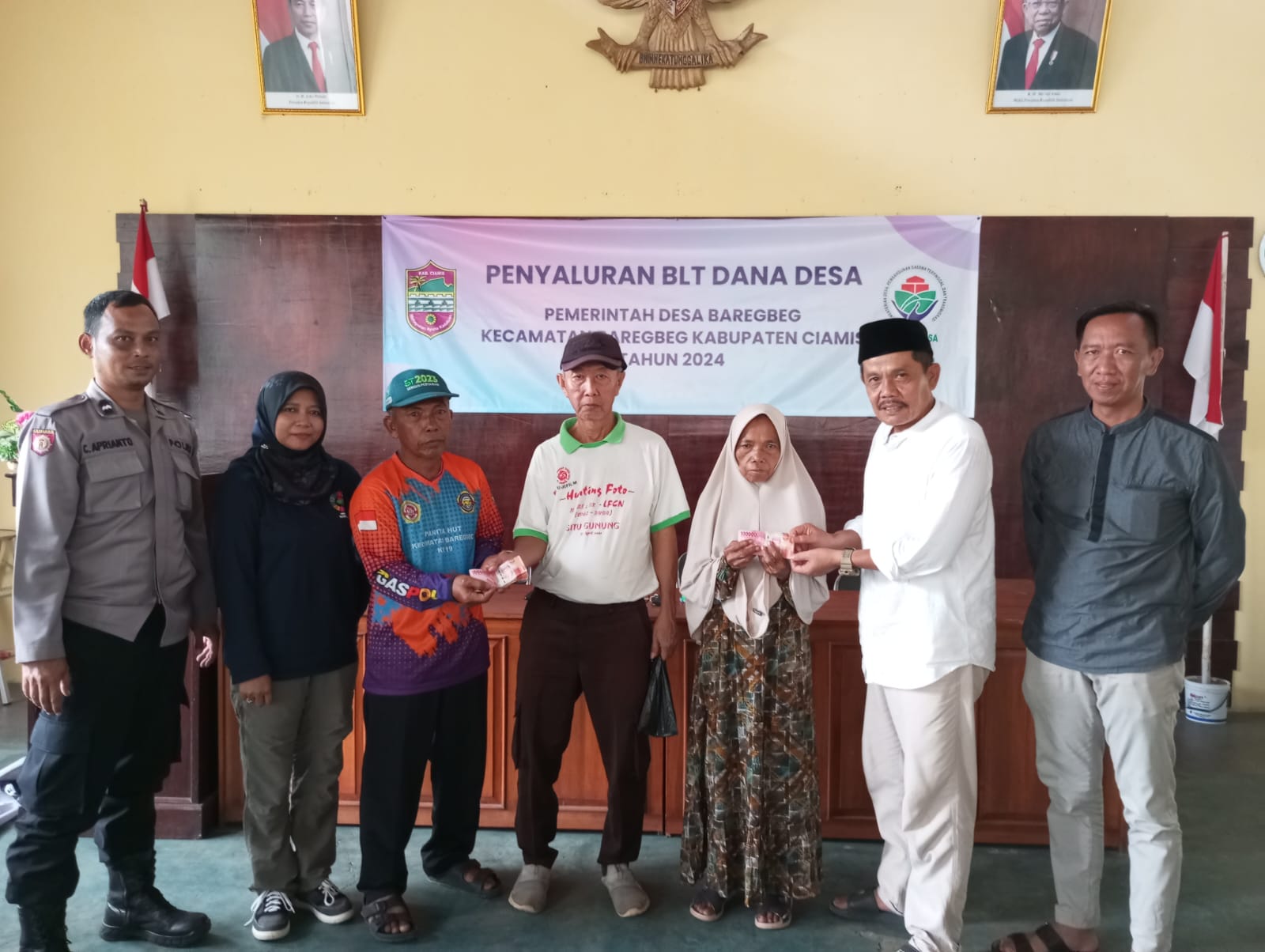 Pemdes Baregbeg Salurkan BLT Dana Desa Triwulan I Tahun 2024 Kepada 13 Keluarga Penerima Manfaat