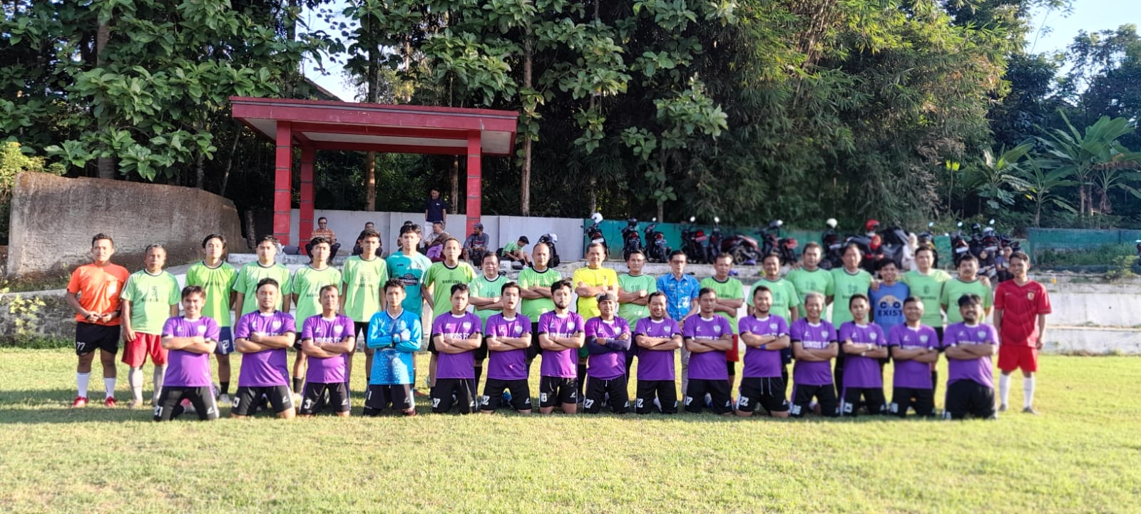 Jalin Silaturahmi, Pemdes Baregbeg Gelar Laga Sepakbola Persahabatan Dengan Dinsos Ciamis